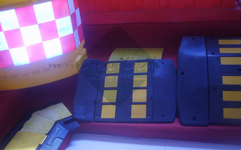 Reflective Rubber Plastic Speed Breaker Traffic Safety breaker on road 